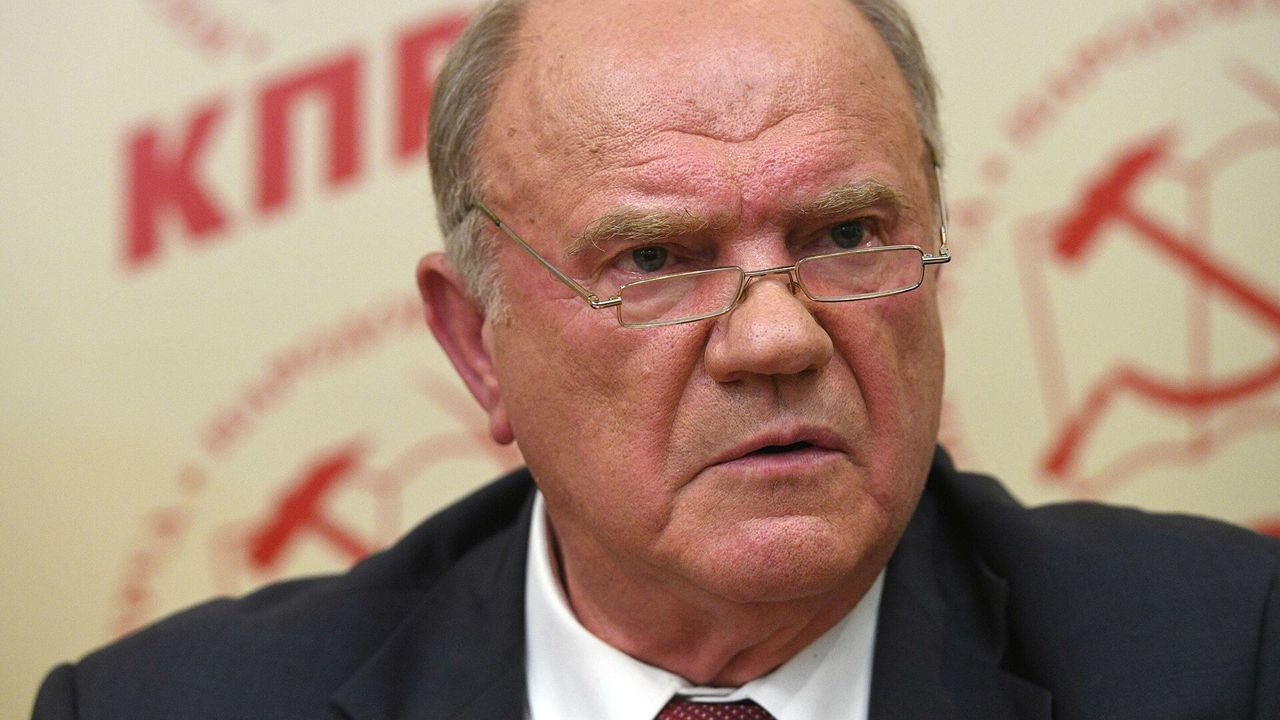 Зюганов пообещал "гнать дубовой палкой" предлагающих захоронить Ленина.