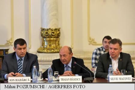 Бэсеску: Молдове нужно выходить из серой зоны и присоединяться к Румынии.