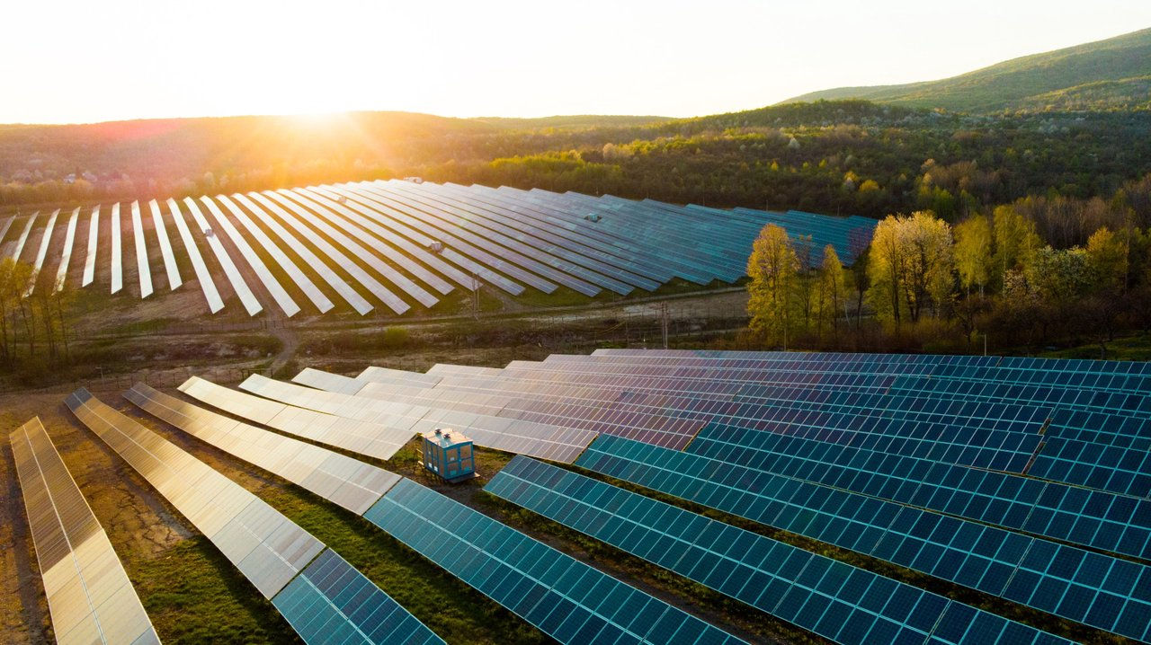 Energia solară în Moldova a depășit, pentru prima dată în nouă luni, producția centralelor termice.