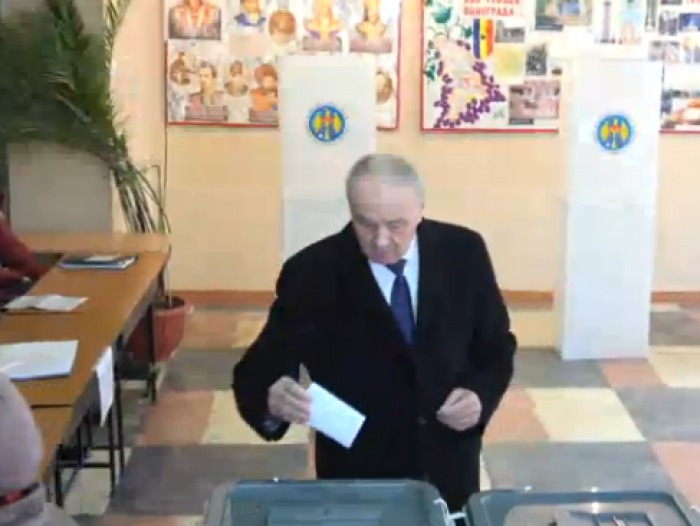 Nicolae Timofti a subliniat că „nu a venit la secția de vot pentru a susține conferințe de presă, ci să voteze”. Foto: captura realitatea LIVE