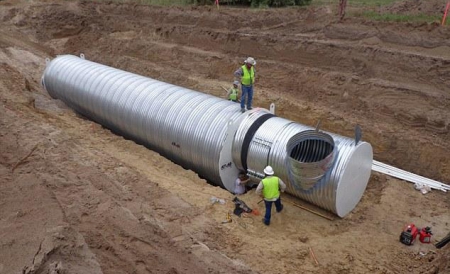 Bărbatul produce si ingroapa tuburi de metal, pe care le compartimenteaza si le ofera spre inchiriat oamenilor.