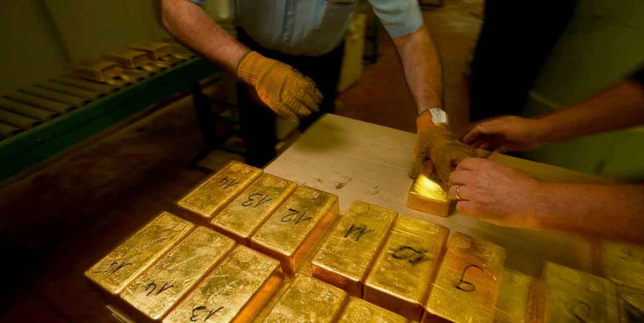 Un bărbat din Franța a descoperit întâmplător aur în curtea sa: Lingourile au fost evaluate la 800.000 de dolari.