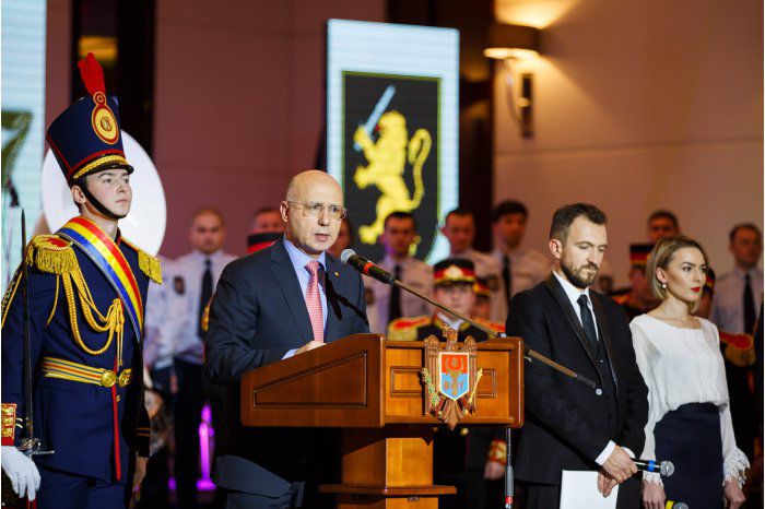 Premierul a apreciat dedicația și curajul manifestat de polițiști. 