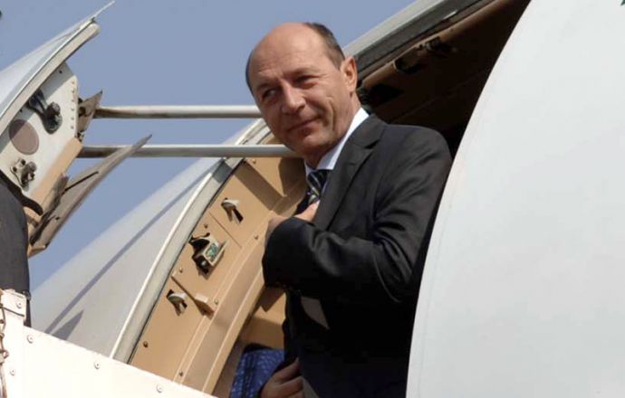 Aeronava prezidenţială a aterizat, vineri, la Sibiu din cauza vremii nefavorabile de la Bucureşti, activitatea de la aeroportul Otopeni fiind perturbată de ceaţă.