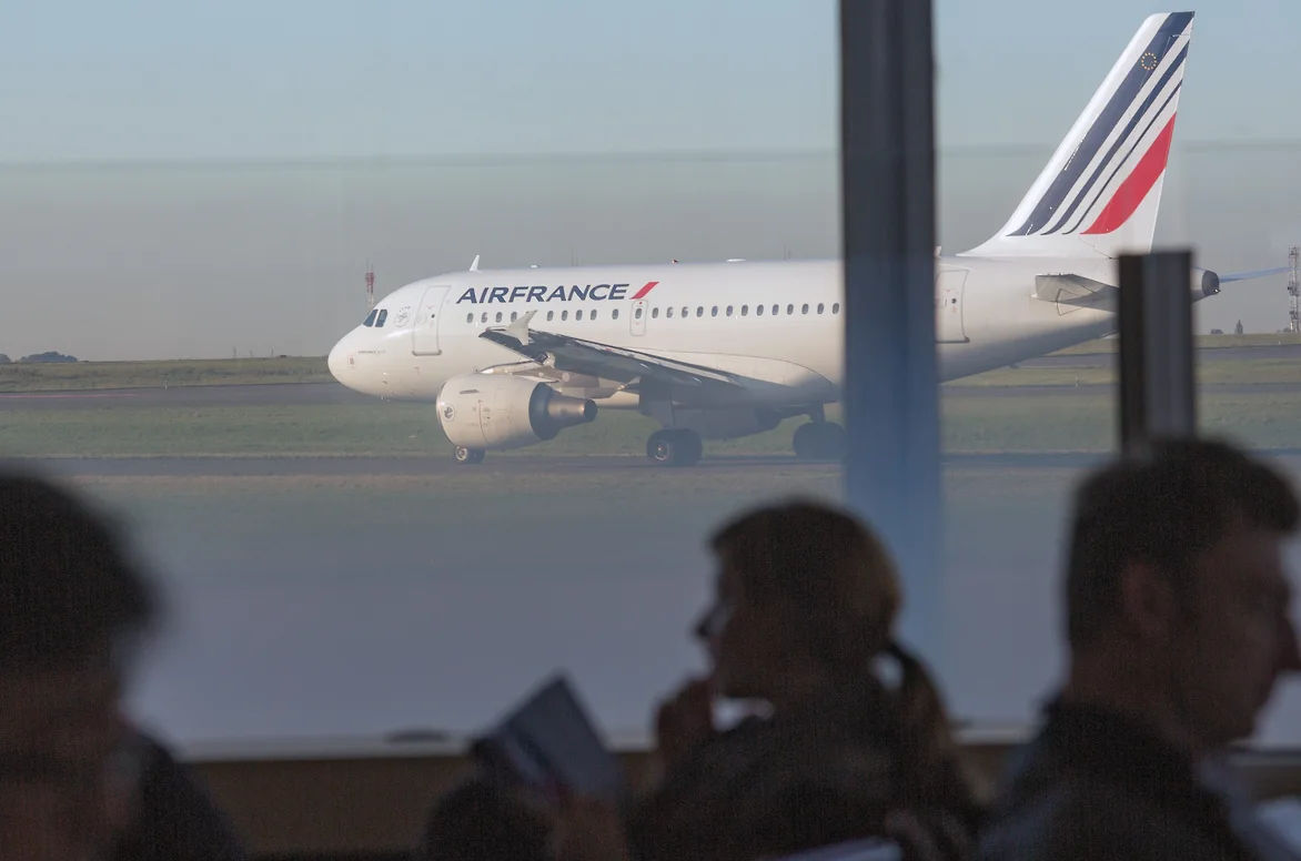 Самолеты Air France перестали летать над Красным морем из-за светящегося объекта.