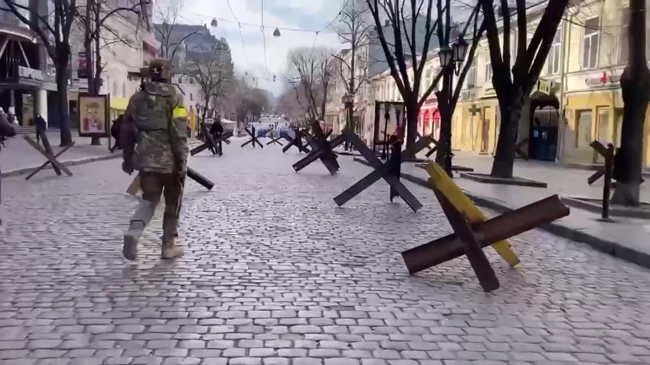 Дерибасовскую в Одессе заблокировали противотанковыми ежами.