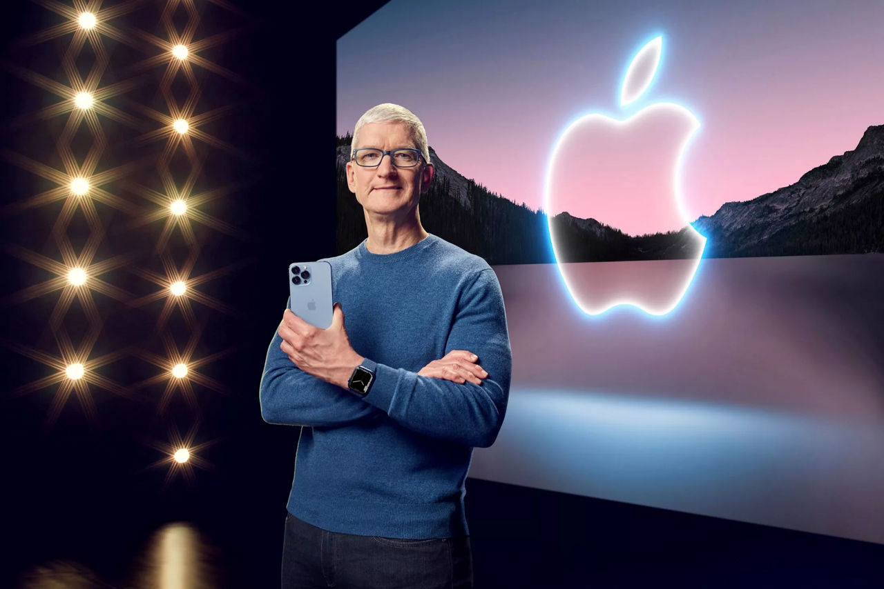 Руководитель Apple Кук получил более $40 миллионов от крупнейшей продажи акций за два года.