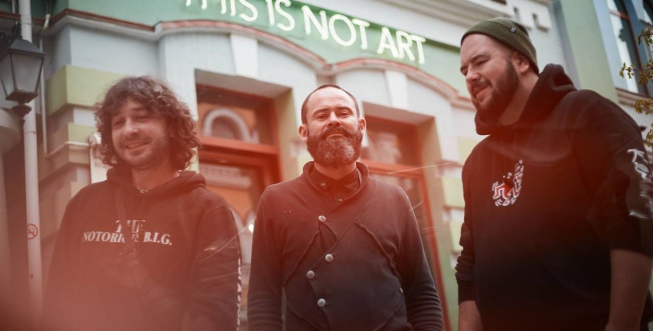 До клуба все трое музыкантов не смогли добраться.