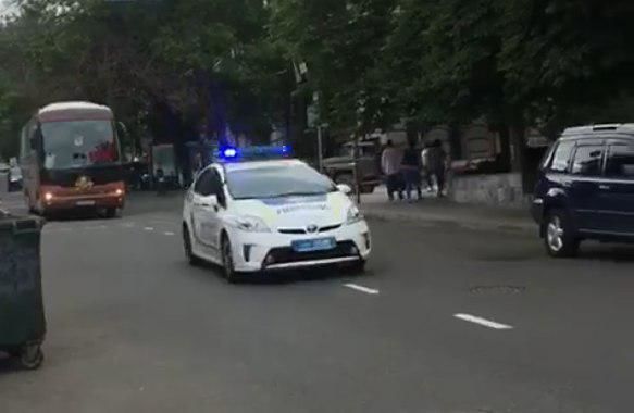 Команды очистить перекресток и пропустить колонну полицейские отдавали именно на русском.