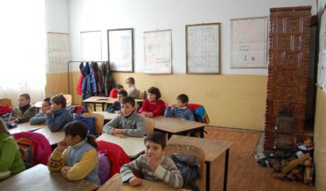 Şase minori de 15 ani au ajuns în această seară la spital după ce s-au intoxicat la şcoală cu monoxid de carbon.