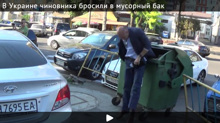 В Одессе активисты Правого сектора затолкали чиновника в мусорку. Фото: obozrevatel.com
