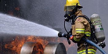 În incendiu au mai fost rănite 17 persoane, inclusiv patru copii. 
