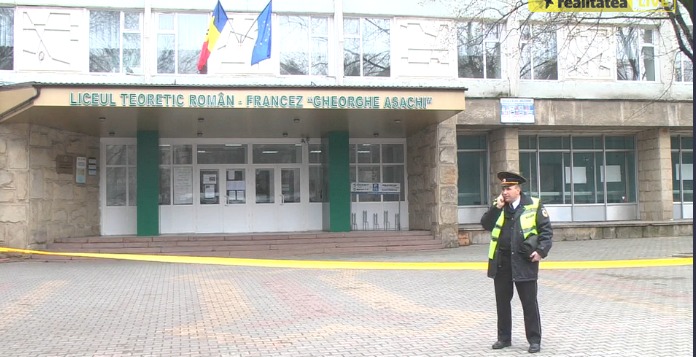 ​Poliția spune că o persoană neidentificată a declarat că în liceu se află o bombă. Foto: realitatea.md