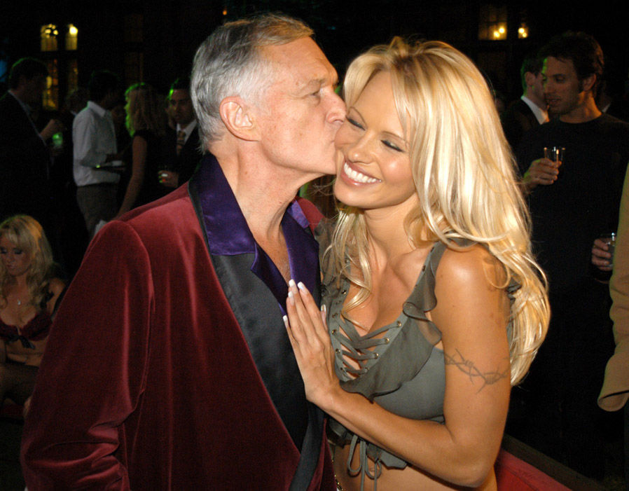 Pamela Anderson, distrusă de durere după moartea lui Hugh Hefner. 