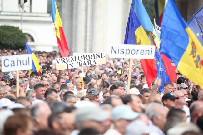 Manifestanții au votat unanim pentru crearea unui grup de inițiativă care va discuta cu guvernarea pentru a implementa cerințele populare.