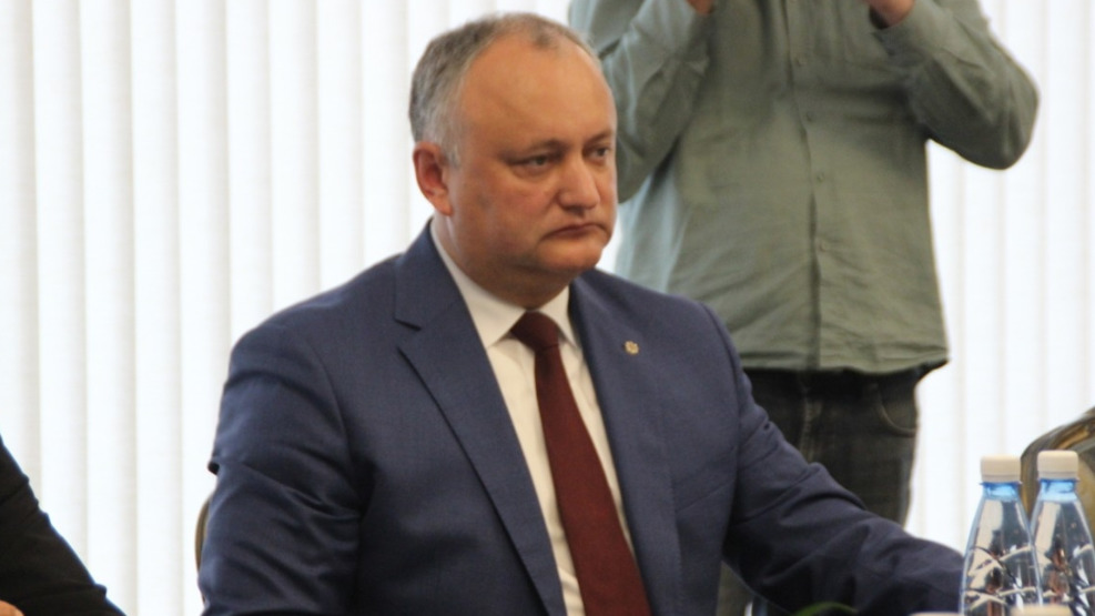 Депутаты продолжают оставаться в здании парламента.