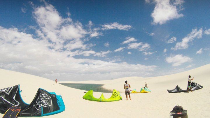 Demonstraţie excepţională de kiteboarding în parcul Lençois Maranhenses din Brazilia. 