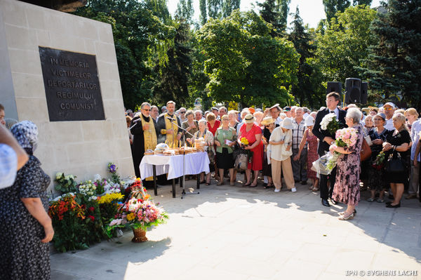 Foşti deportaţi şi rudele acestora, dar şi oficiali au venit luni, 6 iulie, la Monumentul victimelor deportărilor regimului comunist.