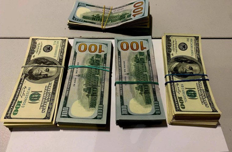 Таможенники пресекли попытку вывезти из Молдовы 43 800 долларов США.