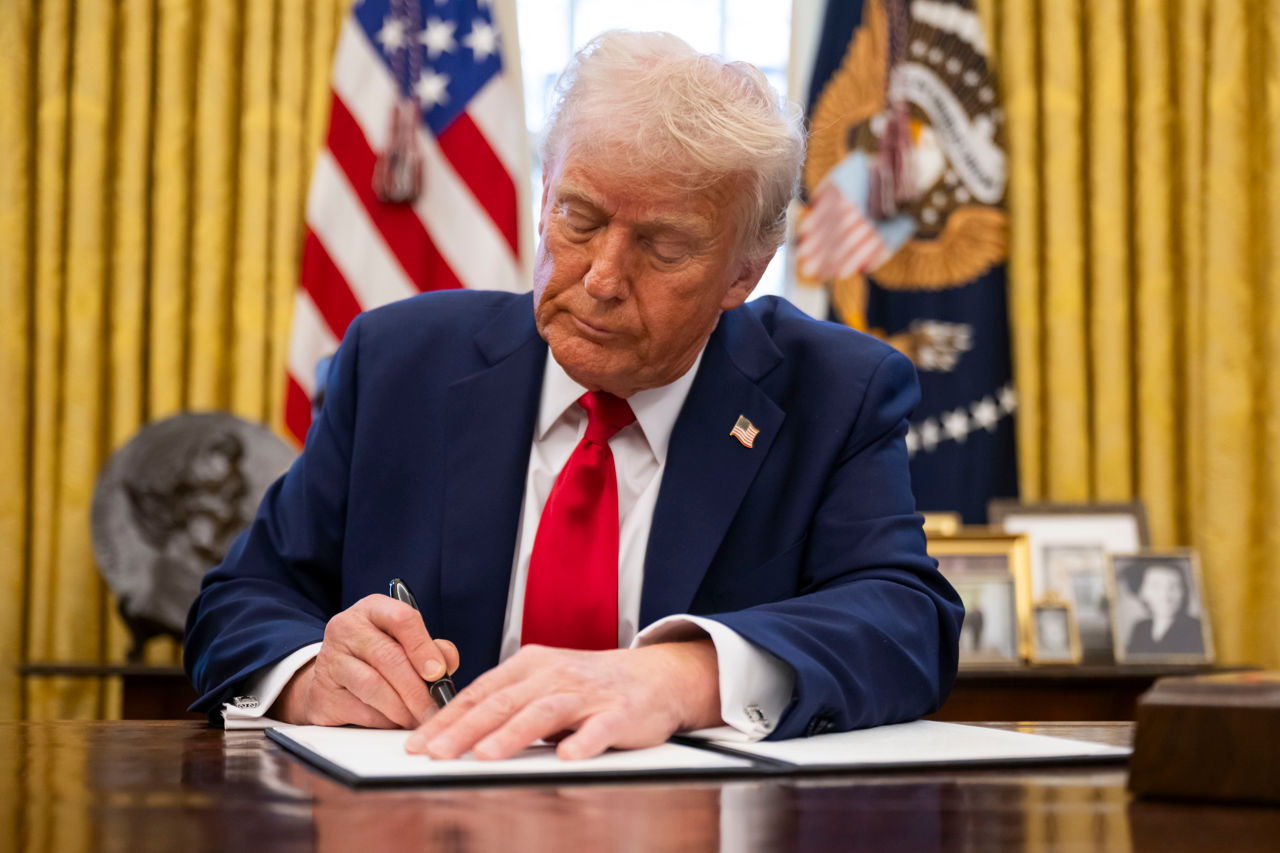 Суд обязал Трампа вернуть на работу всех сотрудников Министерства образования.