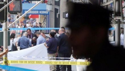 Bloomberg a mai declarat că unele dintre persoanele rănite „poate au fost (atinse) în mod accidental de către poliţişti".