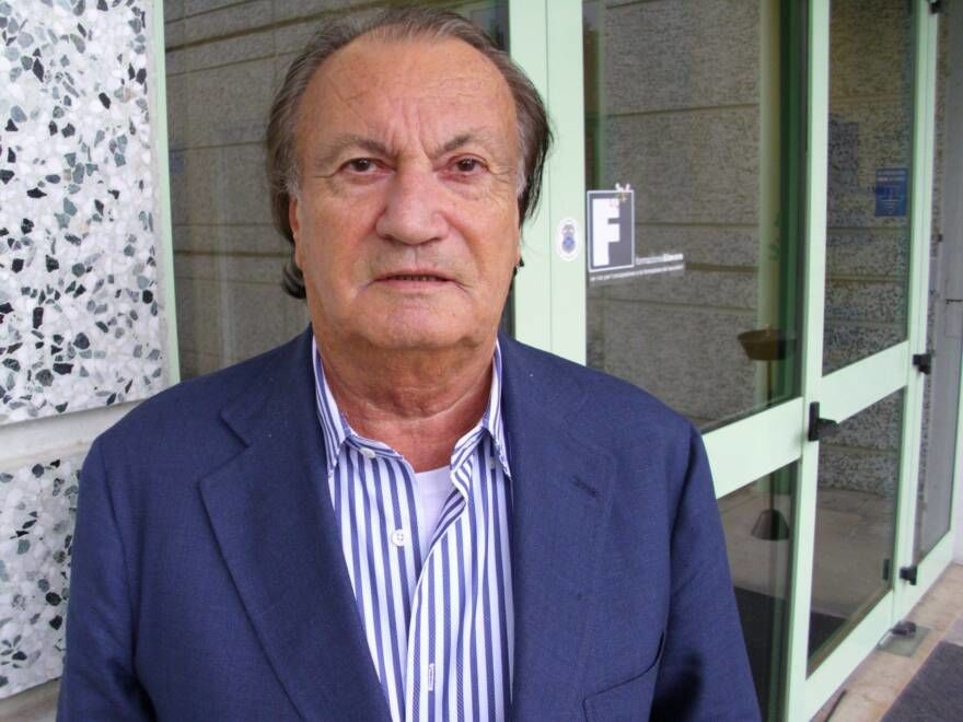 В Италии из-за коронавируса умер дизайнер обуви Серджо Росси.