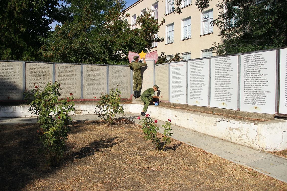 Казаки-пограничники облагородили Мемориал Славы на Ближнем Хуторе.