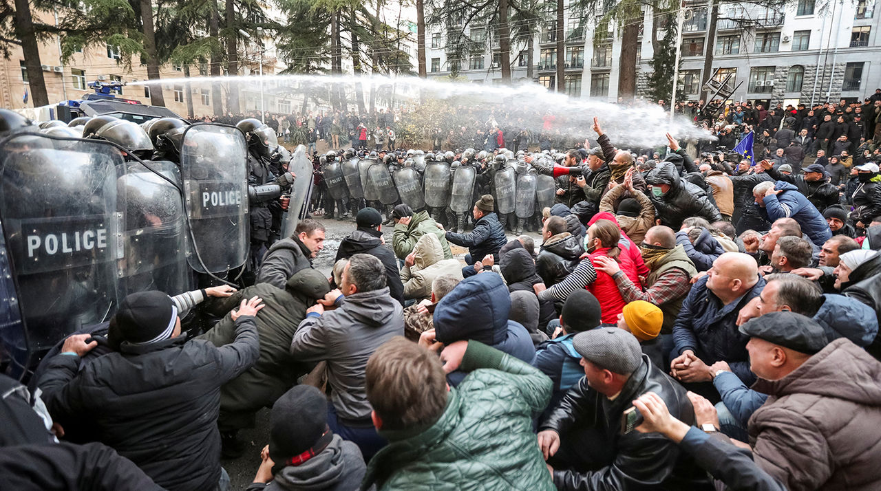 Полиция применила водометы для разгона протестующих в Тбилиси.