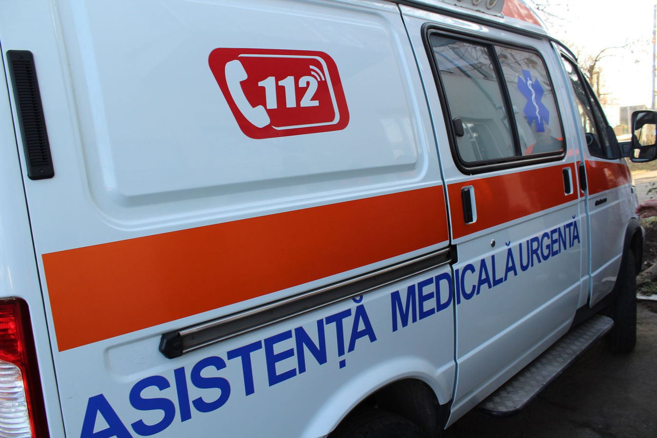 Un pieton, lovit pe o trecere de pietoni din Capitală: Victima este la spital.
