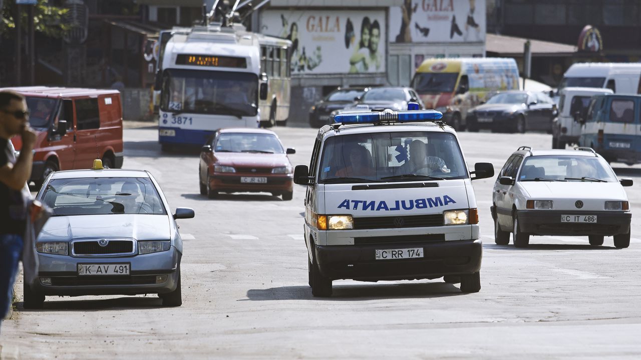 Un bărbat de 27 de ani, a fost transportat în comă la spital după ce a fost găsiți pe marginea unui drum.