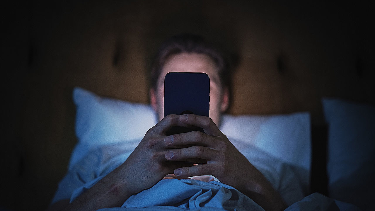 Studiu: Doar 72 de ore fără smartphone modifică funcționarea creierului.