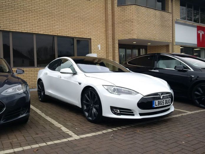 Tesla recheamă 123.000 de automobile din cauza șuruburilor ruginite.