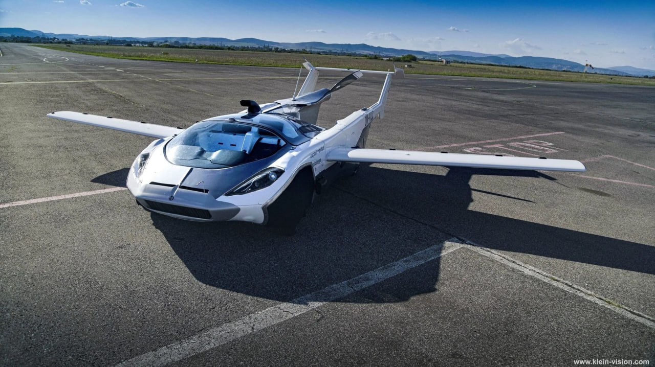 Летающий автомобиль AirCar совершил первый полет с пассажиром.
