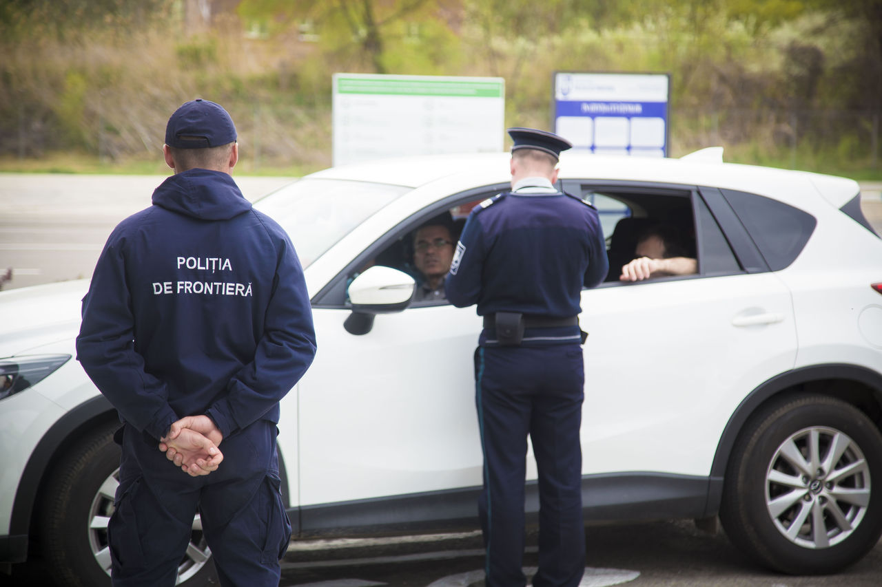 Прибыв в пункты пропуска, проявите понимание, терпение и дисциплину.