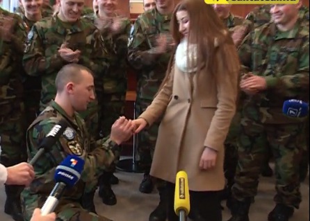  Девушка ответила "Да" на предложение солдата-контрактника. 