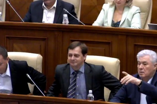 Владимир Тельнов в прошлом работал советником одного из депутатов.