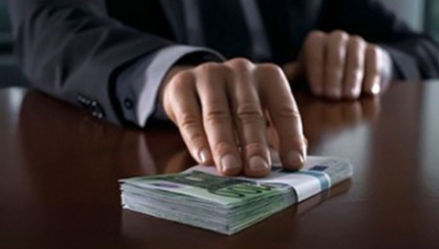  Un avocat din Chişinău a fost reţinut în flagrant de ofiţerii Centrului Naţional Anticorupţie, fiind bănuit de trafic de influenţă.