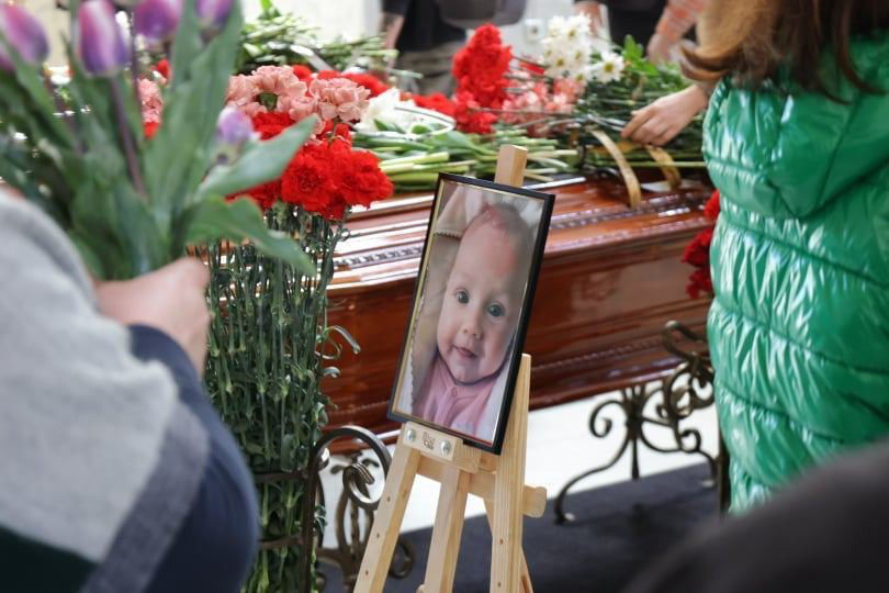 В Одессе простились с погибшими в результате авиаудара по жилому дому.