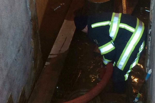 К полудню к выкачке воды из домов комратчан приступили 14 мобильных групп из Кишинева.