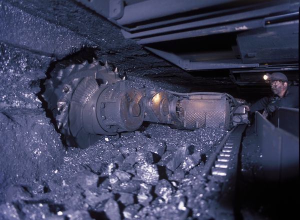 Около 500 горняков были заблокированы в обесточенной шахте имени Засядько. Фото: job-sbu.org