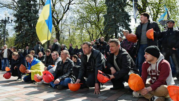 Шахтеры бастуют, не получив зарплату.