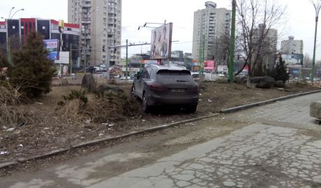 Tot mai mulţi conducători auto parchează neregulamentar în capitală. Este şi cazul şoferului unui automobil de marcă Porsche Cayenne, care a parcat direct pe o bandă separatoare a bulevardului Dacia.