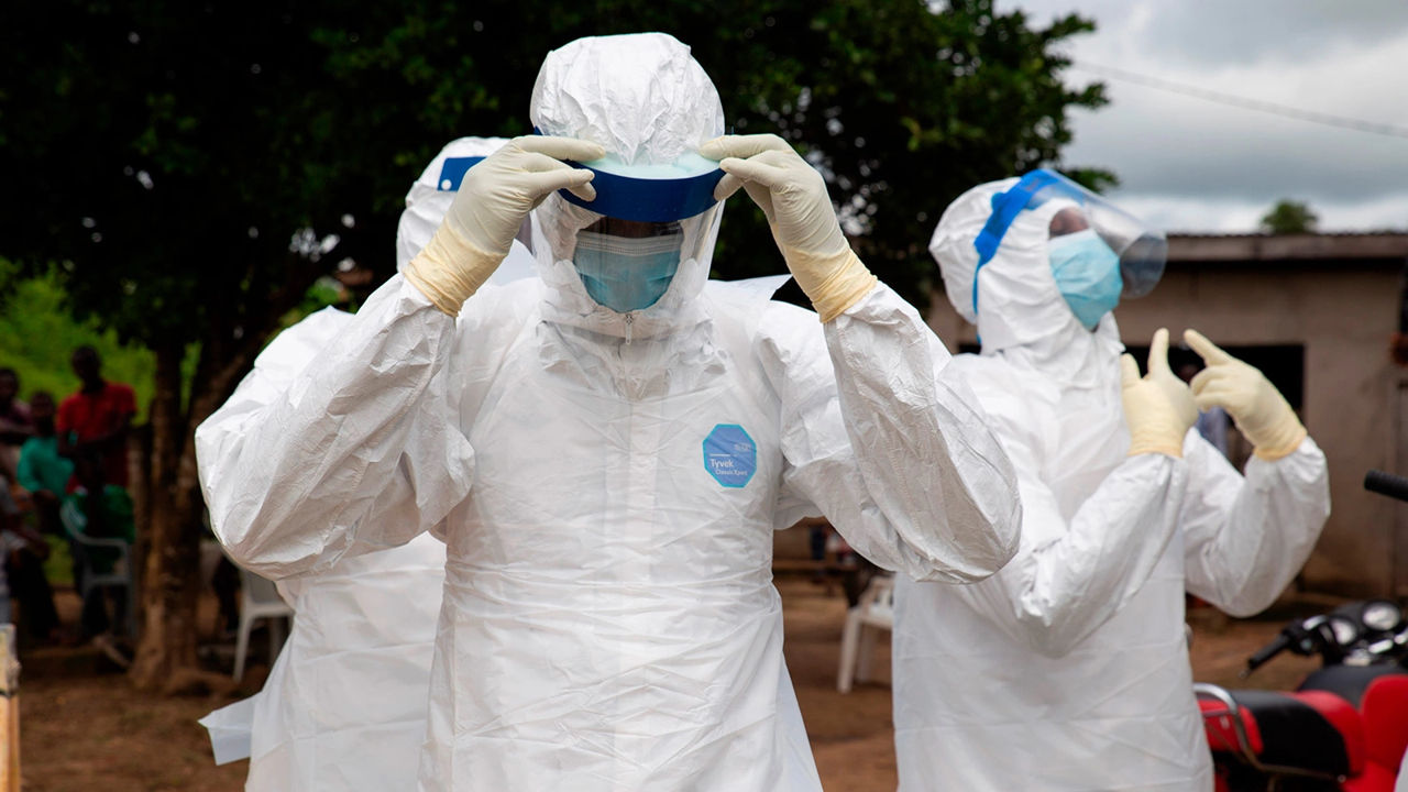 Numărul cazurilor suspectate de infectare cu virusul Ebola în Congo a depășit 900.