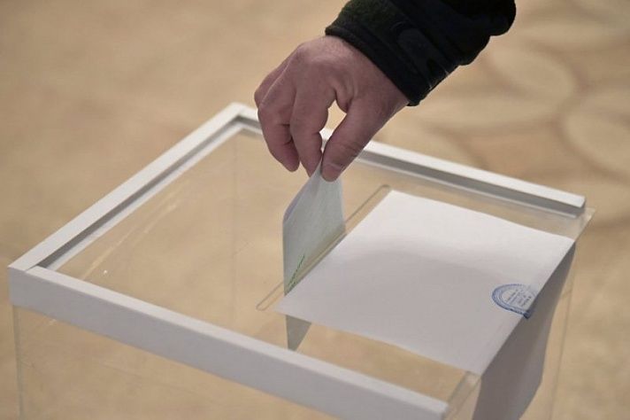 Trecerea la sistemul electoral mixt va permite consolidarea rolului partidelor politice, dar şi dezvoltarea relaţiei dintre cetăţeni şi Parlament.