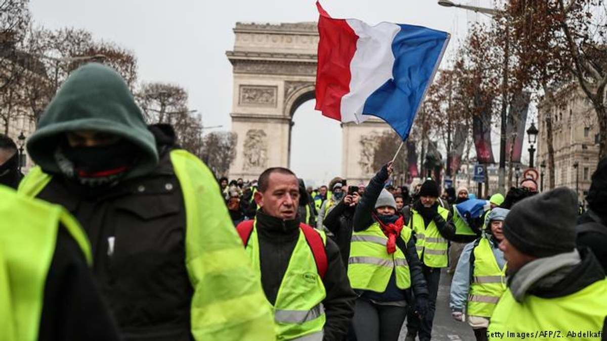 "Желтые жилеты" вышли на акции против COVID-паспортов в Париже.