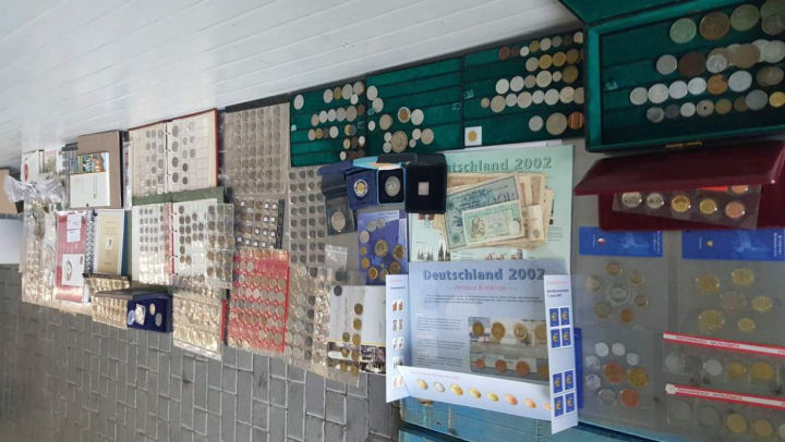 Monede, bancnote și mărci poștale de colecție, descoperite de vameșii de la Leușeni. 