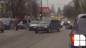 Încăierare în trafic: Doi bărbaţi s-au luat la pumni în plină stradă