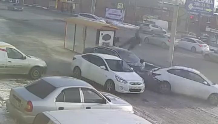 Камера наблюдения запечатлела момент страшного ДТП с пешеходом в Ростове.