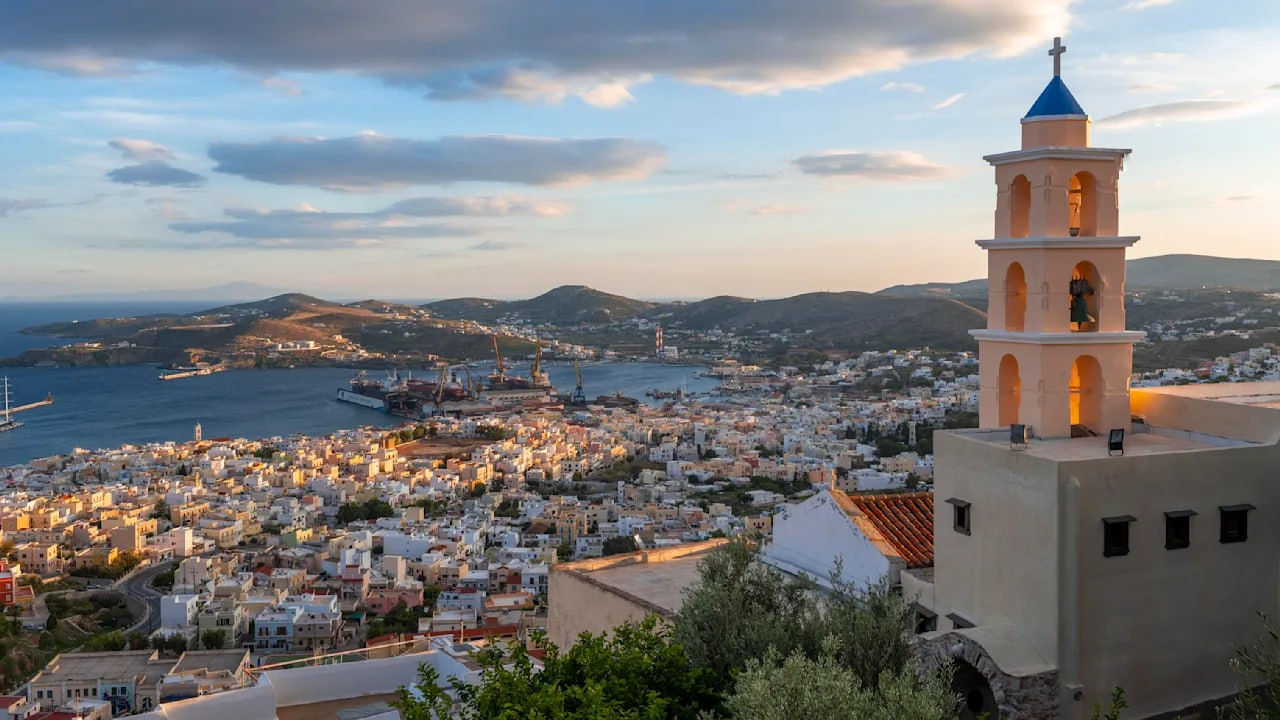 Insula grecească Syros invită oamenii să locuiască acolo gratuit, însă cu o condiție.