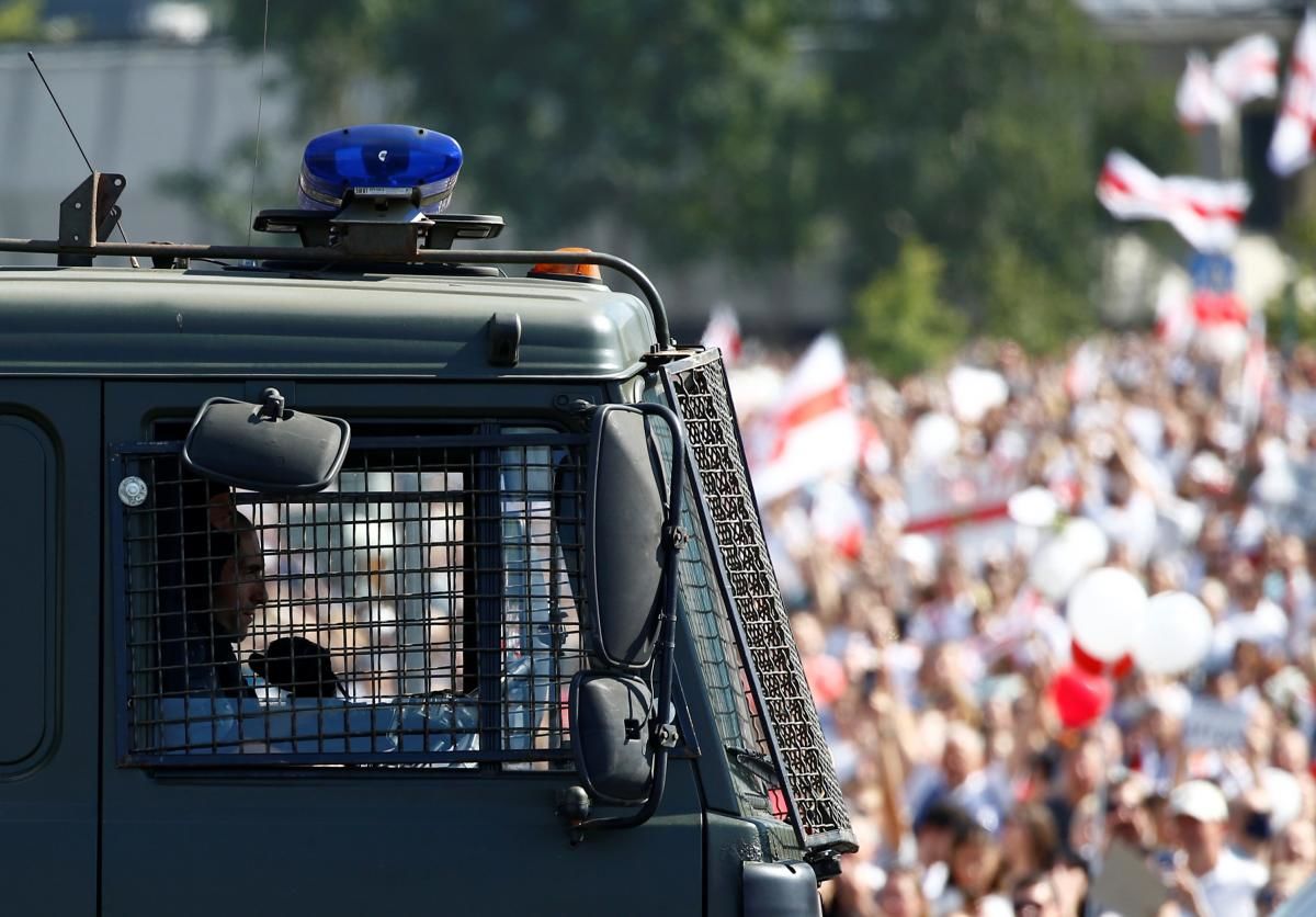 Минобороны Беларуси пригрозило митингующим применением армии. Фото: unian.net.